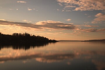 Naklejka premium reflection of clouds and trees in the water - Lysaker