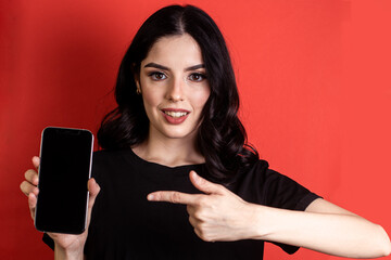 Naklejka premium Mujer mostrando aplicación móvil