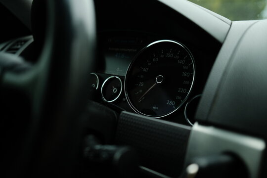 The speedometer in the car at rest is at zero. High quality photo