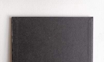 detalle de textura de contraportada de libreta negra sobre fondo blanco