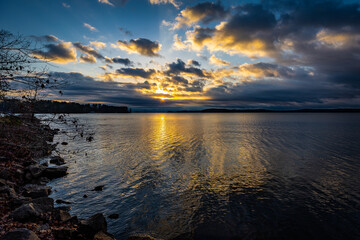 Fototapeta na wymiar sunrise at lake