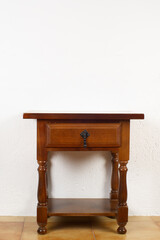 Mesita de noche de madera oscura antigua antes de pintar con pintura de tiza