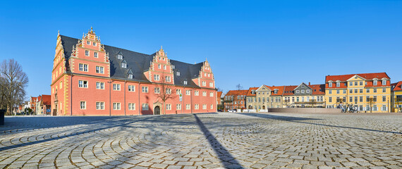 Schlossplatz von Wolfenbüttel mit Zeughaus, in Norddeutschland, Niedersachsen, - obrazy, fototapety, plakaty