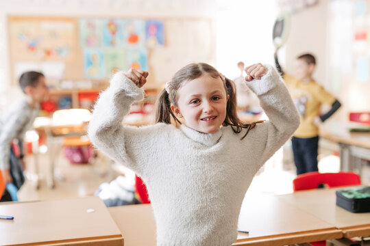 "Starkes" Schulm&auml;dchen im Klassenzimmer