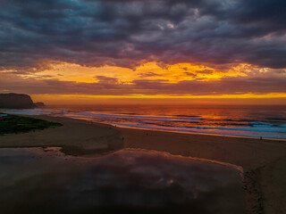 Obraz premium Dawn reflections and clouds at the seaside with lagoon