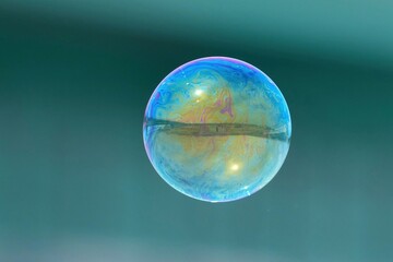 グリーンバックに飛ぶ幻想的な模様のシャボン玉