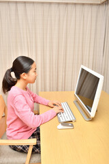 パソコンを操作する女の子