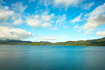青空と猪苗代湖（日本の福島県）
