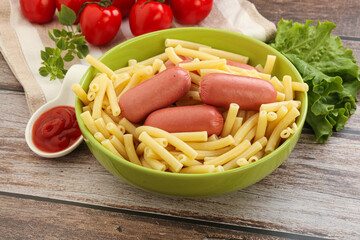 Mini sausages with pasta macheroni