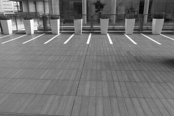 デッキにある規則正しいオブジェ　black and white benches