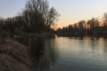 Abendstimmung am Fluss im Vorfrühling mit Baumsilhouetten