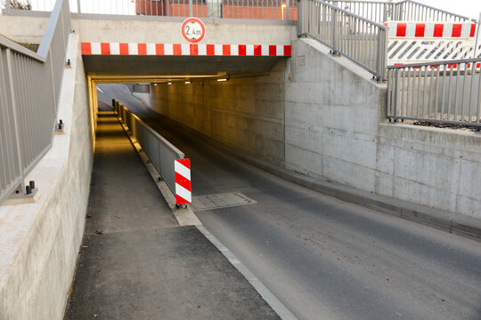 Stra&szlig;enunterf&uuml;hrung mit Durchgang und H&ouml;henbegrenzung
