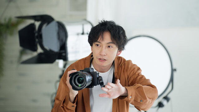 カメラで撮影する男性カメラマン