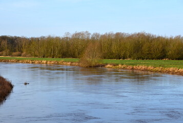 Hochwasser im Winter am Fluss aller im Dorf Eilte, Niedersachsen
