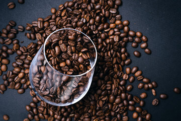 グラスと焙煎後のコーヒー豆
