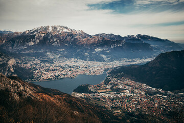 Obraz premium landscape of mountains in the morning over lake como in italy