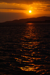 赤穂市の海面に写る夕陽