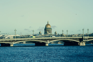 Fototapeta premium View of the Annunciation Bridge and St. Isaac's Cathedral on a sunny day.