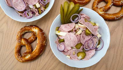 Wurstsalat mit Breze