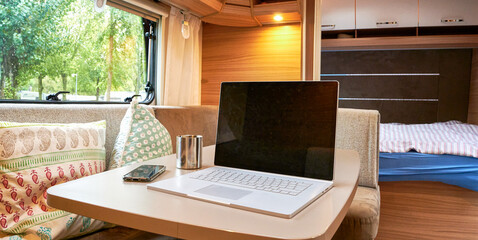 Arbeiten im Camper mit Laptop während der Reise und Homeoffice