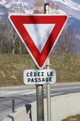 Cédez le passage. Panneau de signalisation routière. Aiguilles de Warens. Saint-Gervais-les-Bains. Haute-Savoie. Auvergne-Rhône-Alpes. Haute-Savoie. France.