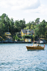 Kleines Boot in den Schärengärten vor Stockholm