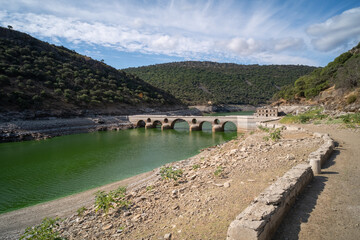 Fototapeta premium Cardenal bridge over Tagus river in the National Park of Monfrague