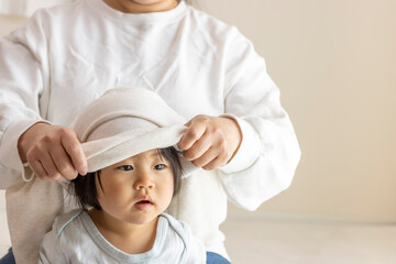 赤ちゃん（1歳8か月、女の子、日本人）の服を着替える様子