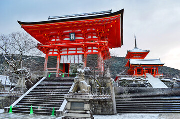 1月早朝の京都市清水寺の雪景色
