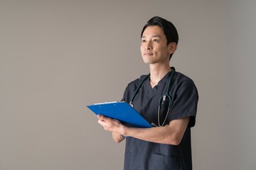 医療服を着た日本人男性