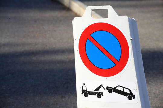 Interdiction de se garer sous peine d'enl&egrave;vement de v&eacute;hciule. Fourri&egrave;re. Signalisation routi&egrave;re. Saint-Gervais-les-Bains. Haute-Savoie. Auvergne-Rh&ocirc;ne-Alpes. France....