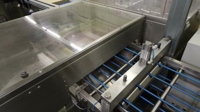 conveyor in the confectionery shop for the production and assembly of chocolate wafers