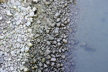 Lago con rive di sassi