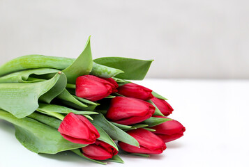 Nahaufnahme eines Strauß mit wunderschönen Tulpen zum Valentinstag.