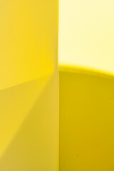 Abstrakte ecke in gelben Farben. Gelbe Wand mit Kante. Abstract corner in yellow colors. Yellow wall with edging.