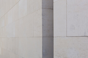 Modern light architecture with clear lines. Light stone facade. Moderne helle Architektur mit klaren Linien. Helle Steinfassade. 