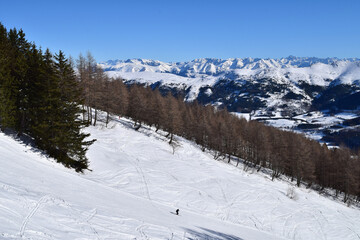 Fototapeta na wymiar Le Massif des Ecrins, vus depuis le sommet des pistes de Gresse-en-Vercors