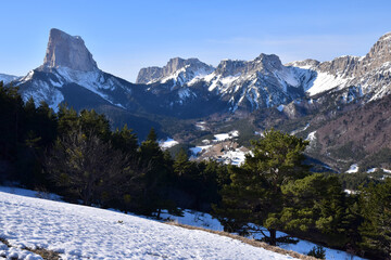 Le Mont Aiguille (alt 2087 m) et le sud du Massif du Vercors, vus depuis les prairies du Rocher de Maladraye
