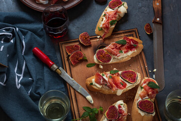 Obraz na płótnie Canvas spanish appetizers with wine