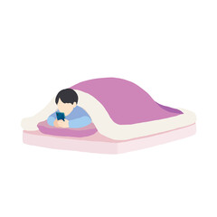 布団の中でスマホを見る男性