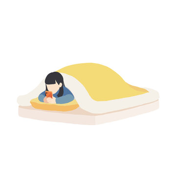 布団の中でスマホを見る女性