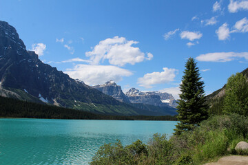 Fototapeta na wymiar lake and mountains