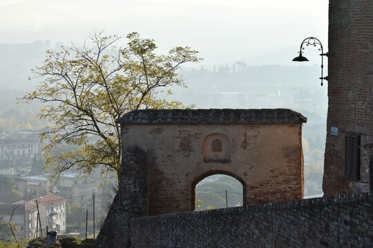 vedute di strade di Certaldo vicino firenze paese rinascimentale mattoni rossi, portali antichi, panorama del chianti
