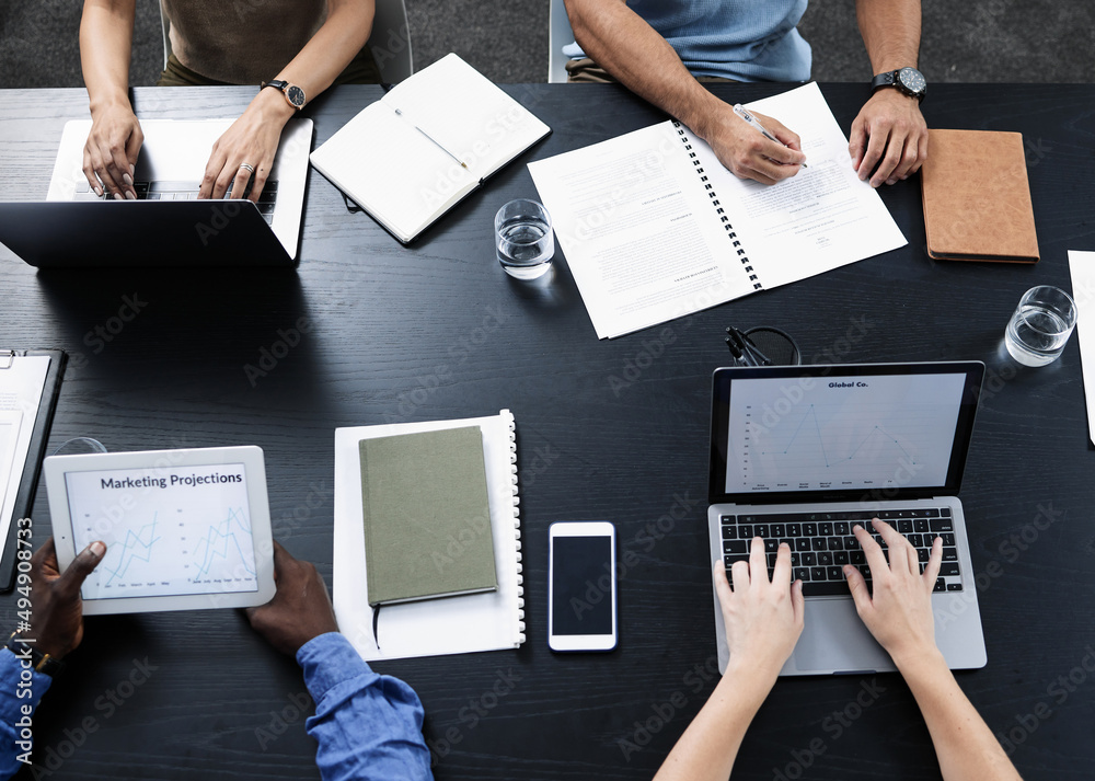 Aufkleber the right gadgets can give your business a great boost. shot of a team of businesspeople using vario