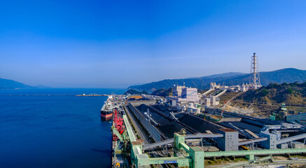 金ヶ崎城跡の月見御殿からの敦賀セメントと敦賀火力発電所