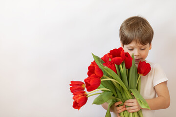 little child with redtulips