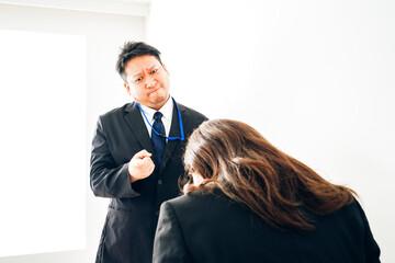 上司からパワハラを受けるビジネスウーマン