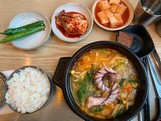 Octopus food and various side dishes