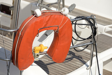 Bouée de sauvetage d'un voilier en gros plan © Richard Villalon