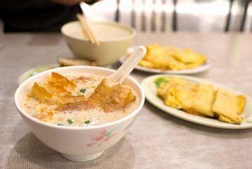 Taiwanese salty soy milk soup (Xian Dou Jiang) for breakfast　台湾の朝食 鹹豆漿 シェントウジャン